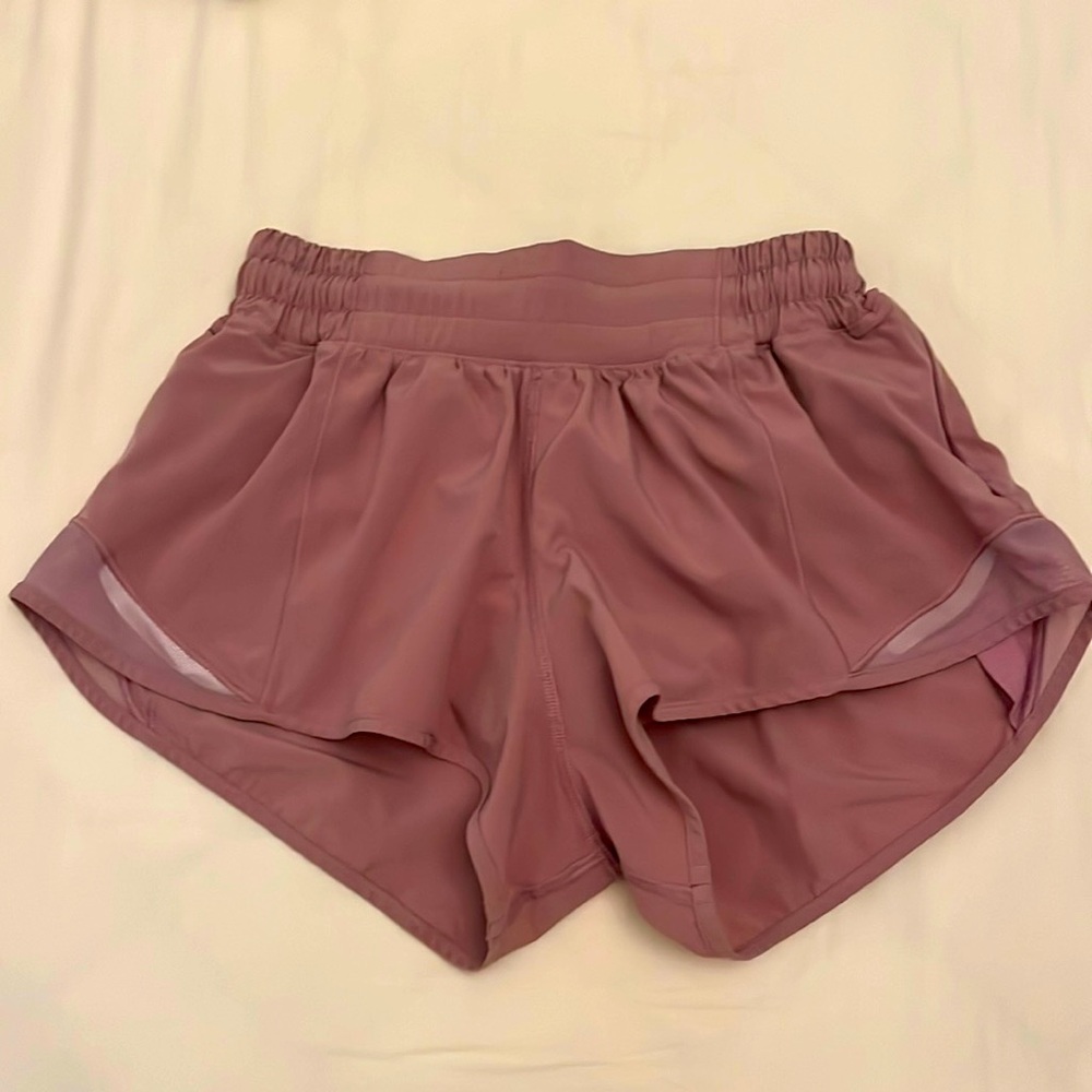 lululemon hotty hot 2.5 inch shorts in pink